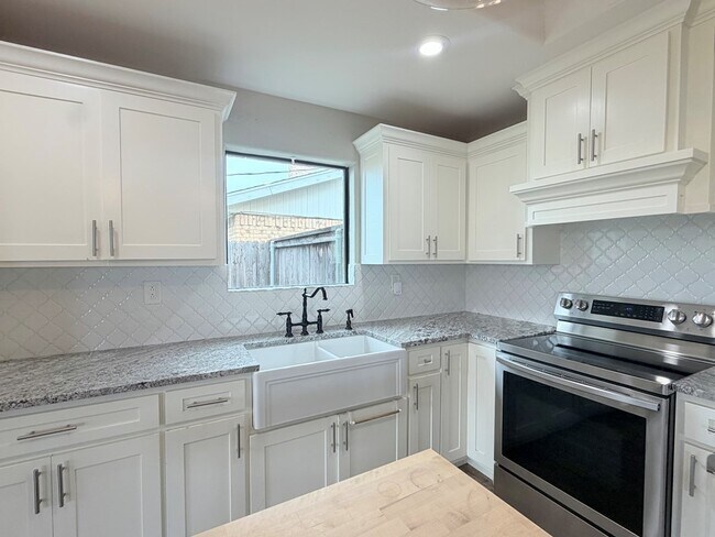 Building Photo - 8814 Holiday Dr