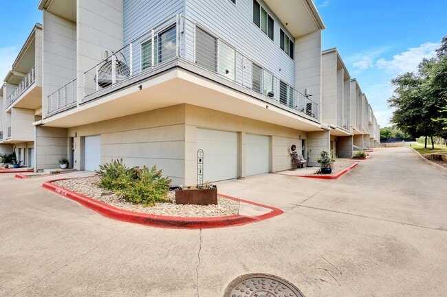 Building Photo - 604 N Bluff Dr