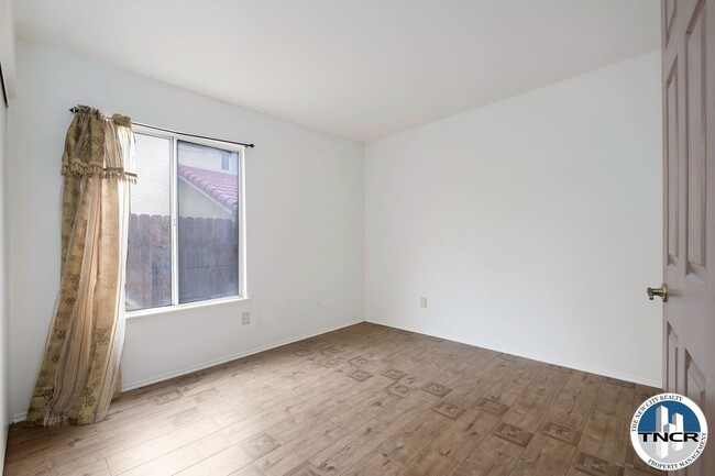Building Photo - Stunning 4 BD | 3 Bath
