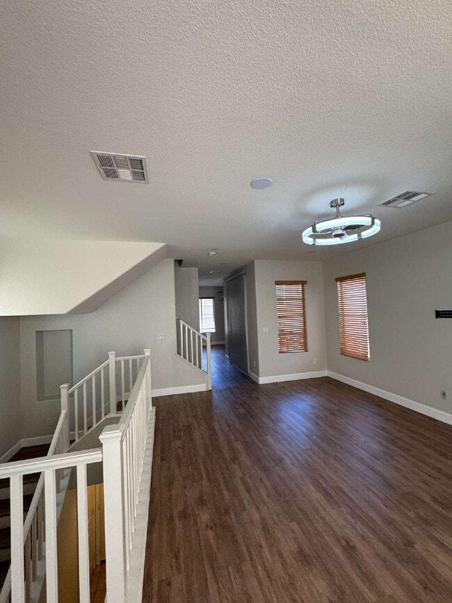 Building Photo - 3 Bed 3.5 Bath Summerlin