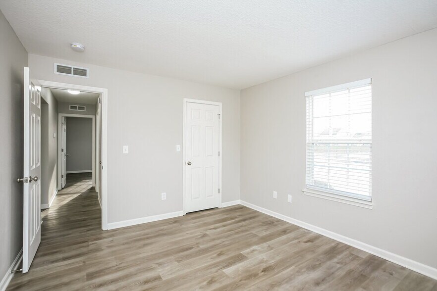 Building Photo - 221 Pennwood Ln
