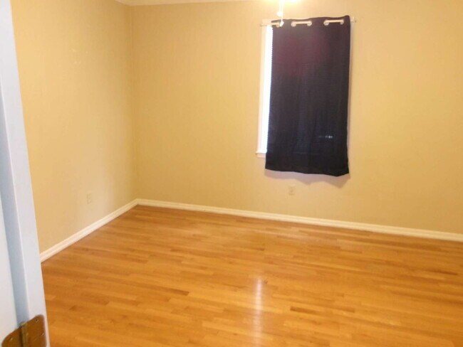 Building Photo - Charming & Updated Home Ready for Move-In