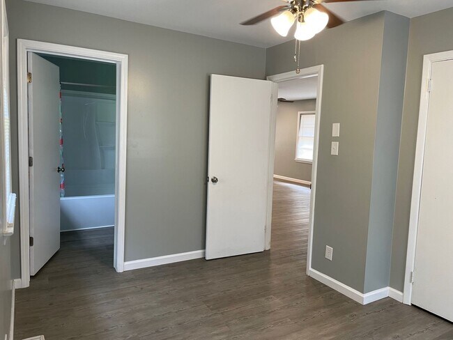 Building Photo - NEWLY RENOVATED 2 BED, 2 BATH HOME WITH GA...