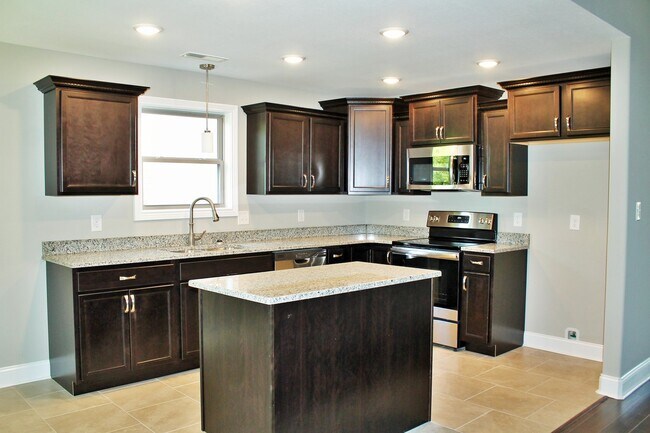 Building Photo - 257 Azalea Dr