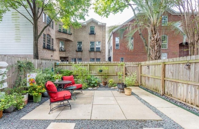 Building Photo - 5235 Blossom St