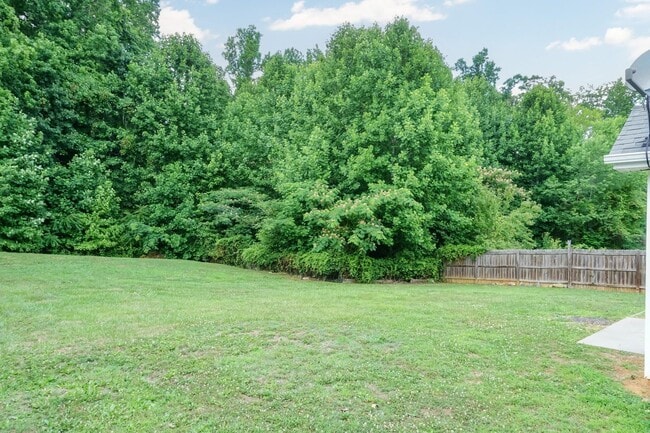 Building Photo - THREE BEDROOM HOME WITH LARGE YARD!