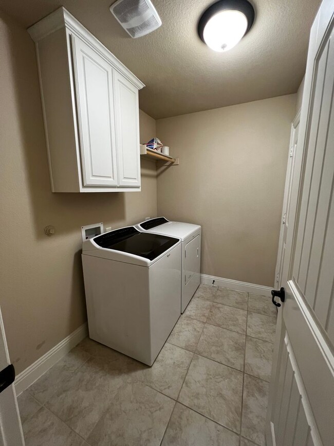 Building Photo - Cameron Lane