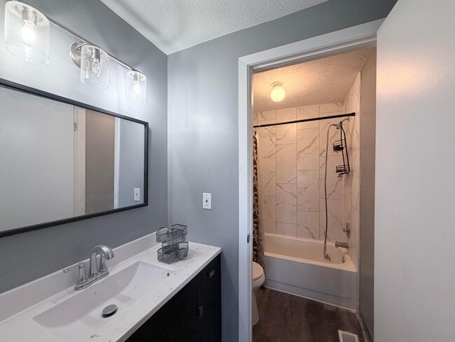 Building Photo - 955 Cross Country Dr W