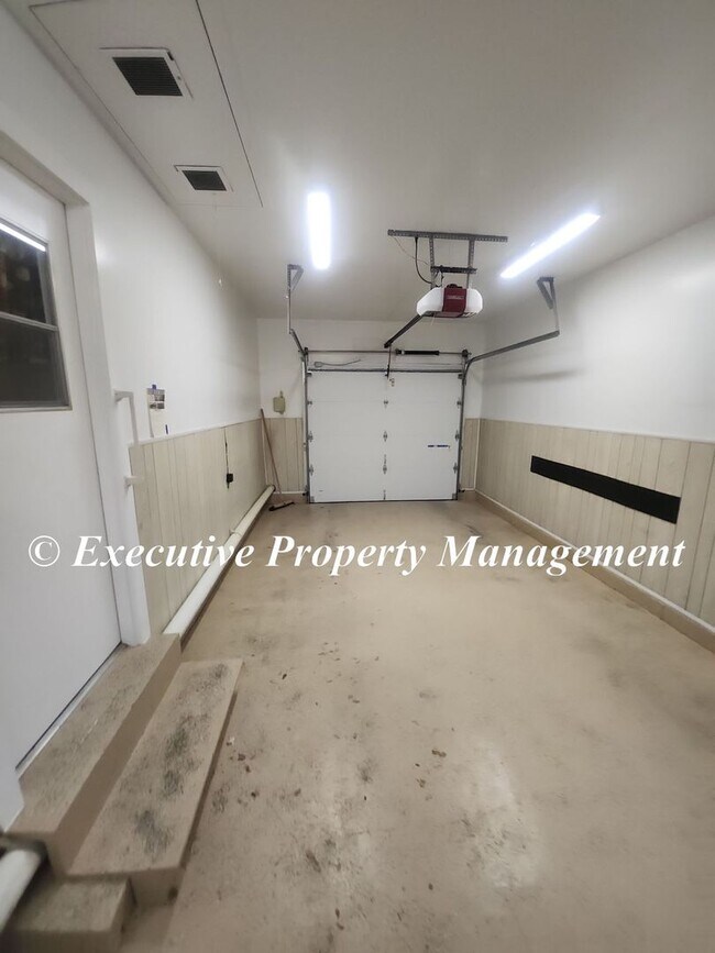 Building Photo - 1009 Robertson Ave