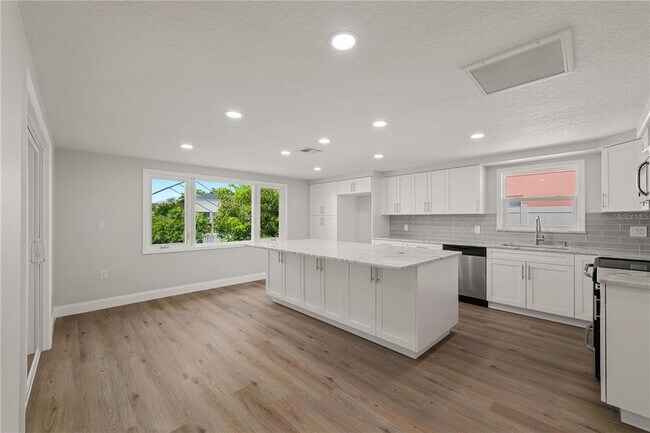 Building Photo - 6617 Harbor Dr