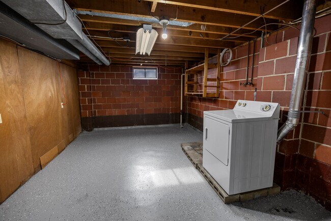 Building Photo - 3 Bedroom 2 Bath 2 Stall Garage Urbandale