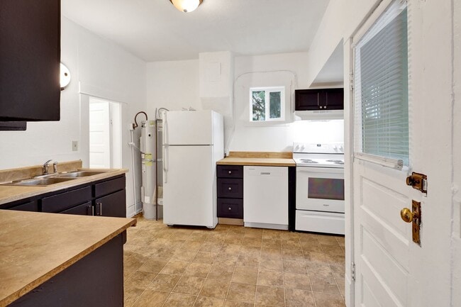 Building Photo - $1,000 Grocery Store Gift Card! 4 Bedroom, 1 bathroom Home in the York neighborhood for Rent!