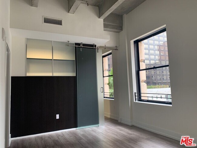 Building Photo - 727 W 7th St