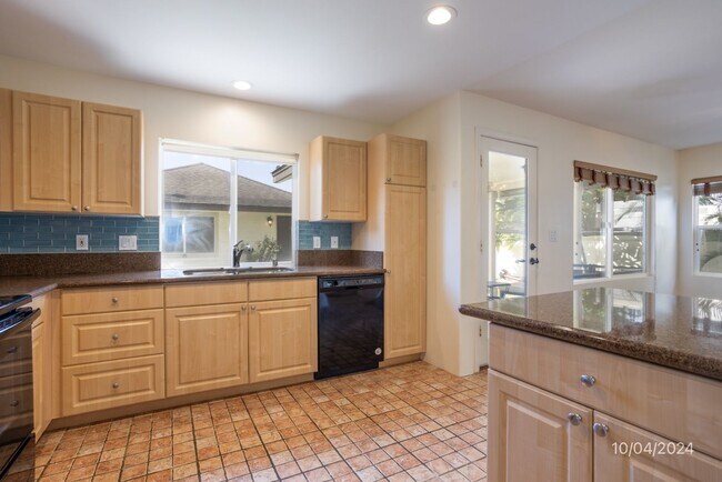 Building Photo - SF 3BR/2.5BA/2car garage in Ocean Pointe w...