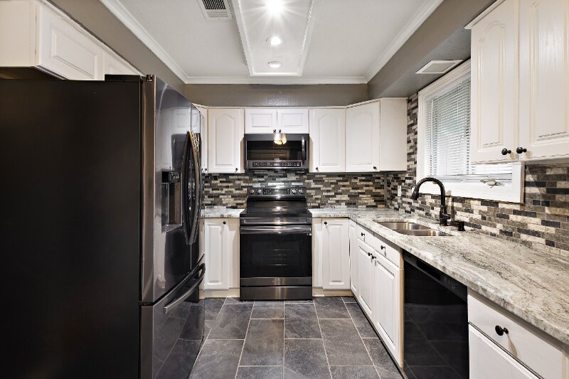 Building Photo - 27 Park Crest Pl