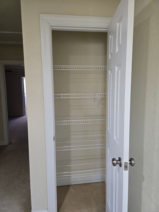 Building Photo - Lovely 3 Bedroom house near Town Center