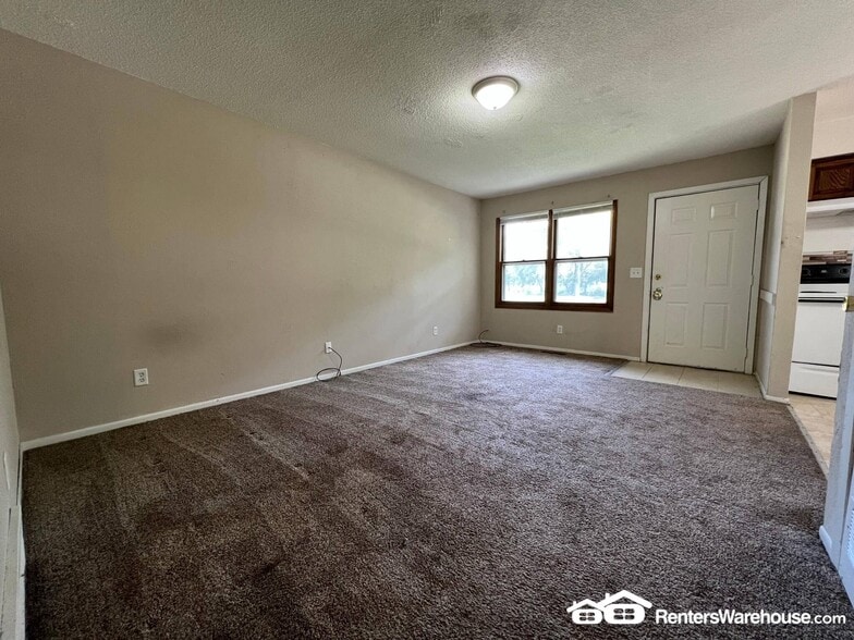 Building Photo - 910 E Railroad Ave