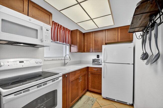 Building Photo - 1810 New Palm Way