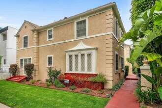 Building Photo - Large unit walking distance to the triangle!