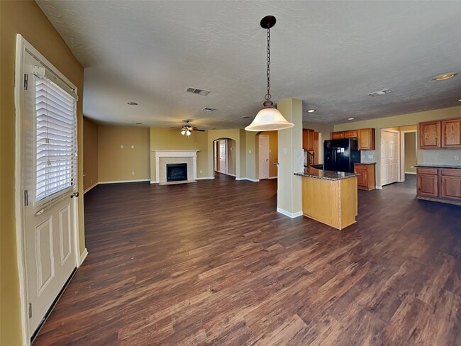 Building Photo - 913 Almond St