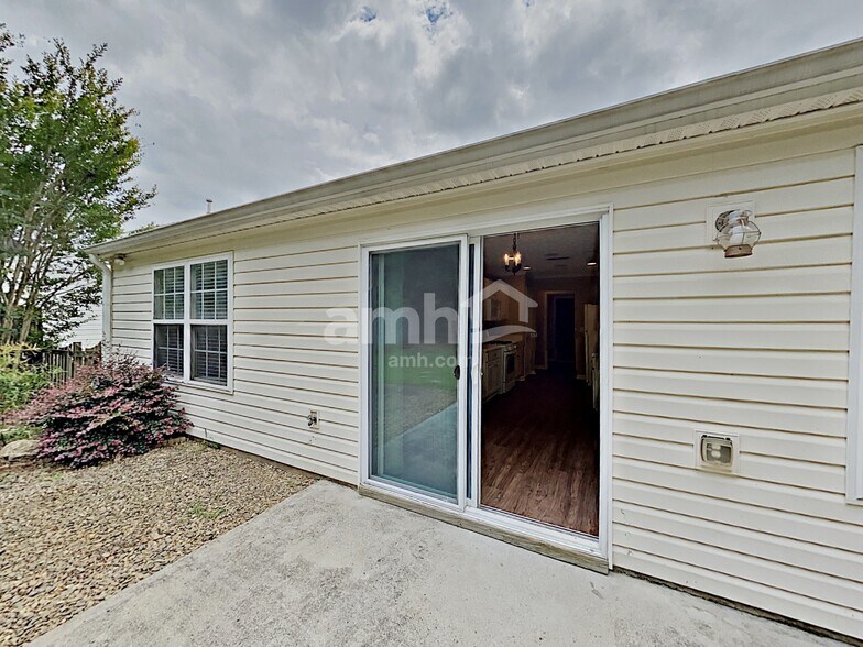 Building Photo - 517 Lazy River Ln