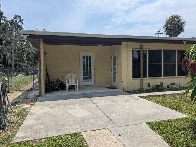 Building Photo - For Rent: 4 Bedroom, 3  Bathroom, Office/Den, Sunroom/Florida room, Large Shed, Huge backyard