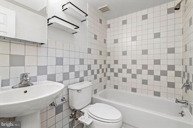 Building Photo - 2029 Bainbridge St