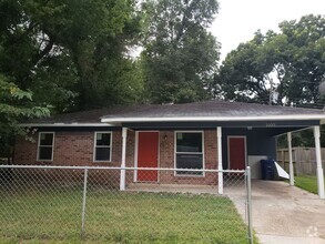 Building Photo - Gorgeous 3 bedroom/1 bath home!