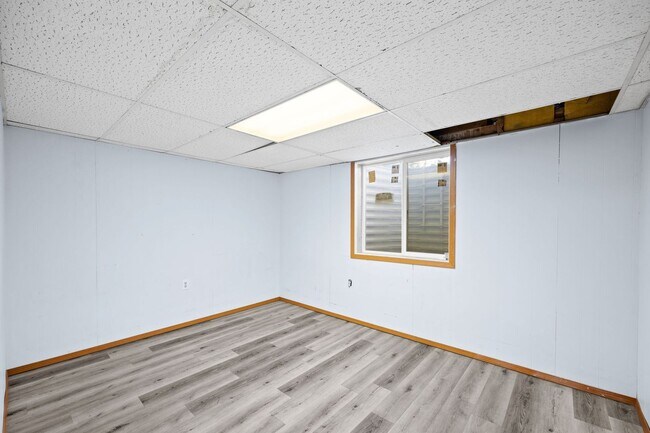Building Photo - Large Central Valley Duplex - Available Now!