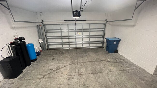 Building Photo - Gorgeous 3 Bedroom, 2 Bathroom Home in Palm Bay!!