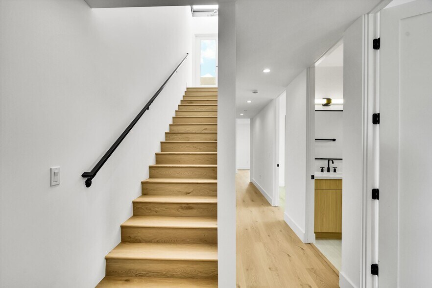 Building Photo - 5024 Cahuenga Blvd