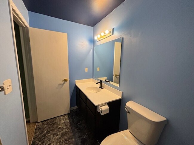 Building Photo - X-LARGE 1 BR/1 BA Condo Available 5/1 in a Beautiful St. Paul Neighborhood!