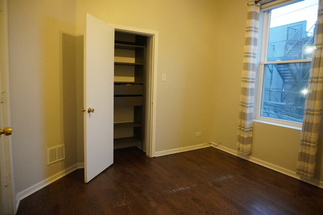 Building Photo - 867 E Pershing Rd