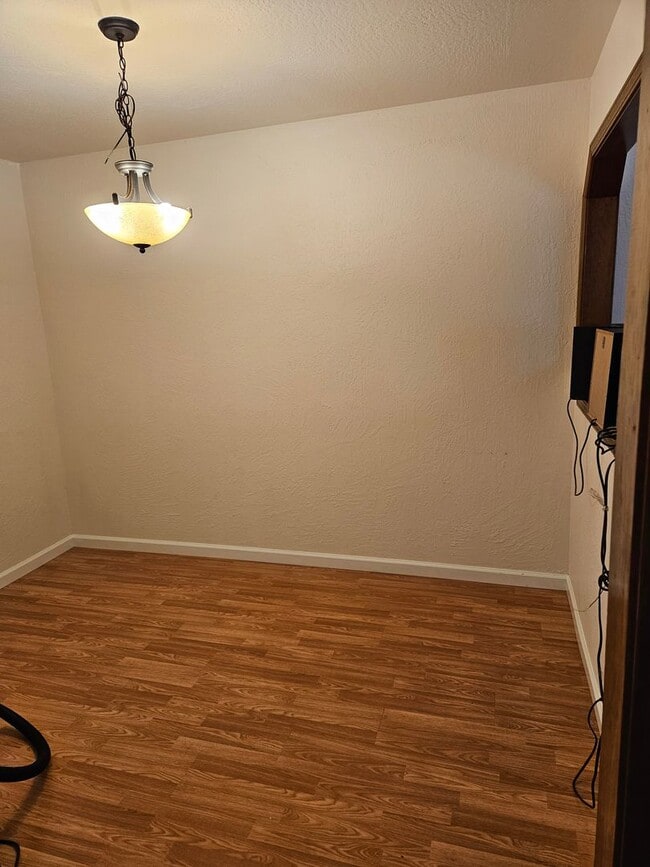 Building Photo - Turnkey Townhome
