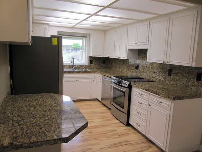Building Photo - Three Bedroom Home in South Salem