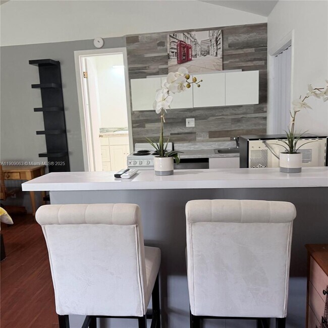 Building Photo - 2633 NE 32nd St