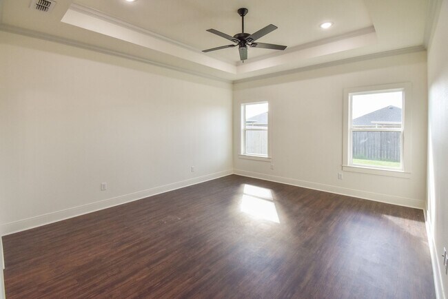 Building Photo - AVAILABLE NOW! Stunning 4 Bedroom 2 Bath i...