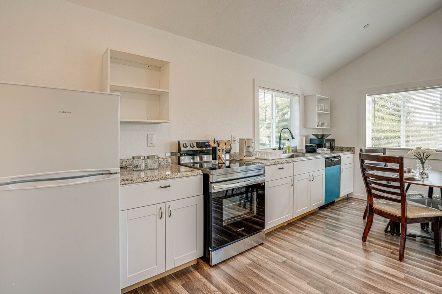 Building Photo - 1120 Sunrise Hill