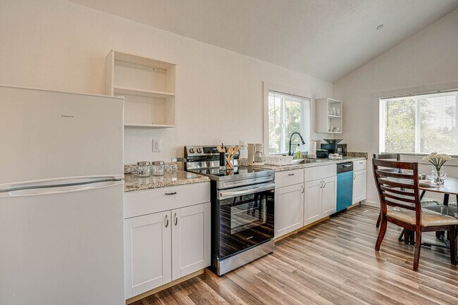 Building Photo - 1120 Sunrise Hill