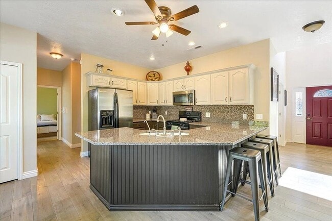Primary Photo - Expansive 5 Bedroom Home with Additional O...