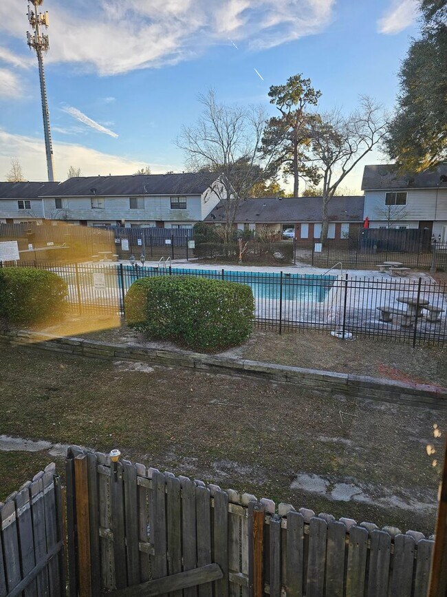 Building Photo - Townhome