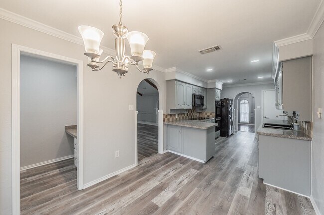 Building Photo - Charming Updated Home on Quiet Cul-de-Sac