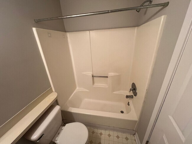 Building Photo - Serene 2-Bed Oasis in North Charleston – Lush Surroundings & Modern Comforts