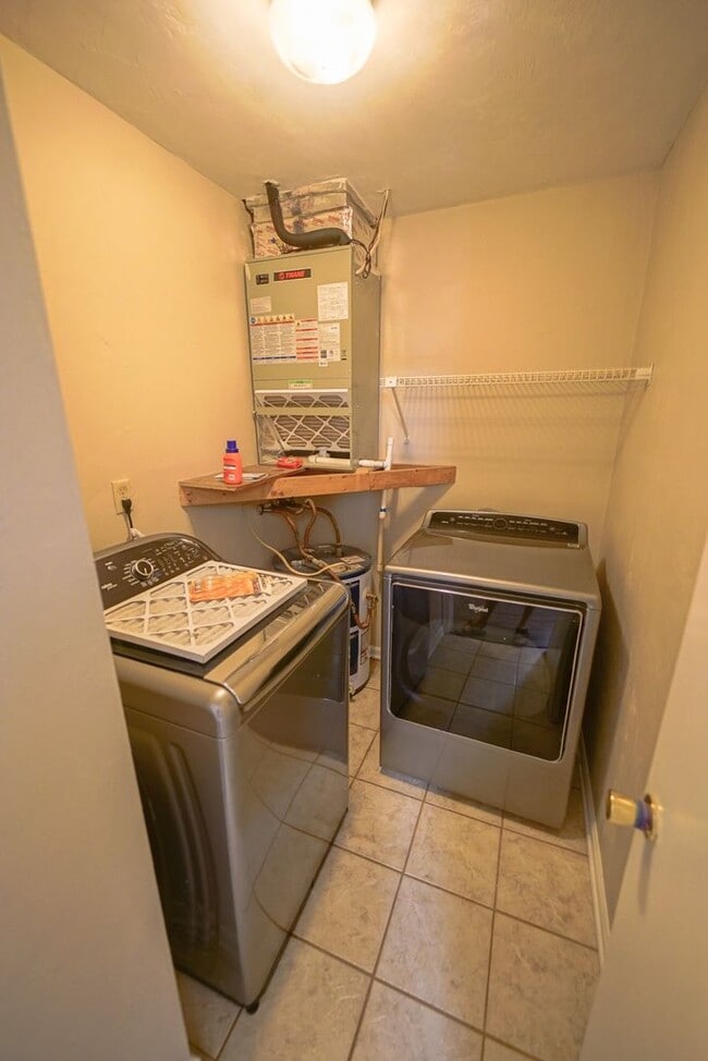 Building Photo - 2 bed 2 bath Sublease