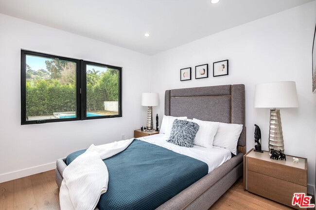 Building Photo - 13378 Contour Dr