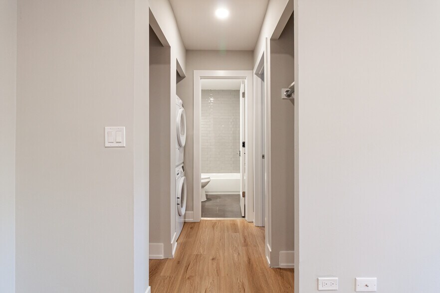 Building Photo - 520 W Aldine Ave