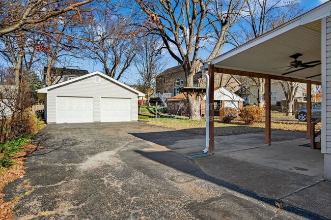 Building Photo - 1255 St Antoine St