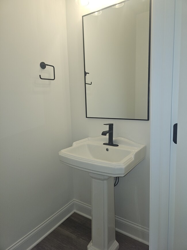 Building Photo - 201 Dale Dr