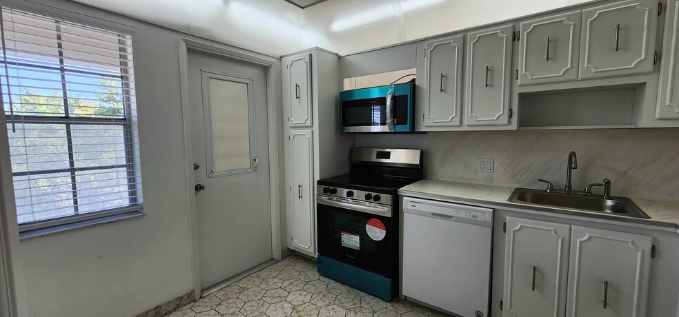 Building Photo - 3010 N Course Dr