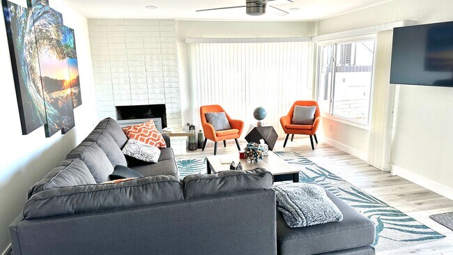 Building Photo - Stunning Newly Renovated 3BD/2.5BA Luxury ...